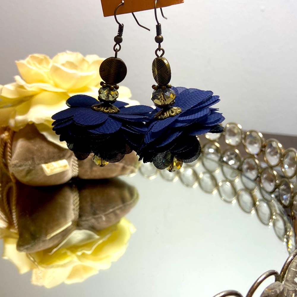 Earings - Picture 3 of 3